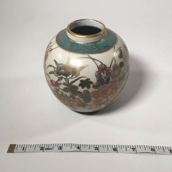 CHINA TRADER SATSUMA Porcelain Handpainted Vase - Picture 7 of 12